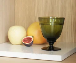 Flow glass med stett olivengrønn