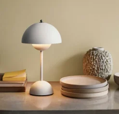 Flowerpot oppladbar bordlampe VP9 , matt hvit