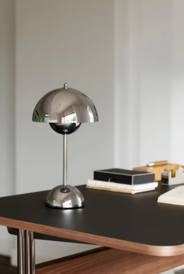 Flowerpot oppladbar bordlampe VP9 , krom