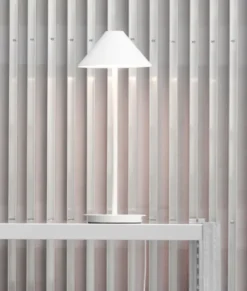 Keglen Bordlampe – Hvit – KAMPANJE